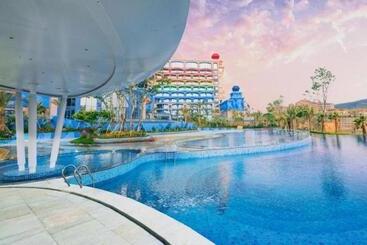 Отель Dolphin Bay