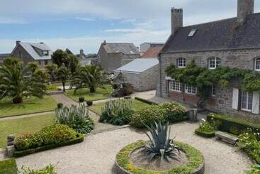 Pension Le Conquérant   Chambres Meublées   Barfleur