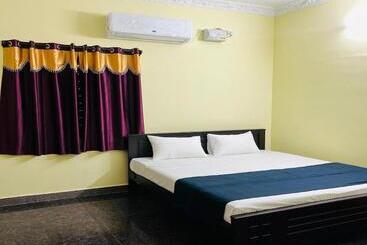 هتل Monisha Luxury Homestay