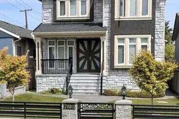 Pensionat Comfy Private Room & Bath Near Skytrain Metrotown