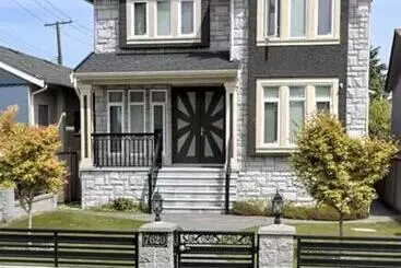 ペンション Comfy Private Room & Bath Near Skytrain Metrotown