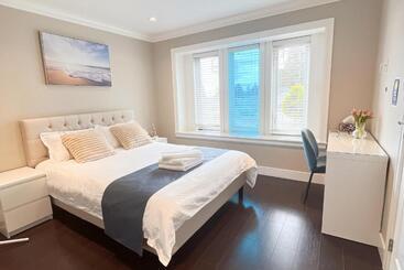 פנסיון Comfy Private Room & Bath Near Skytrain Metrotown