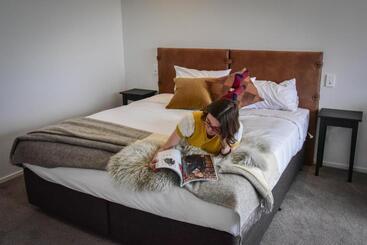 Отель Mariner Suites