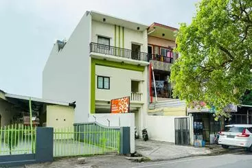 Hotel Oyo 91182 Kos Ta Homestay Makassar