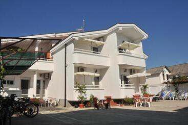پانسیون Guest House Nura