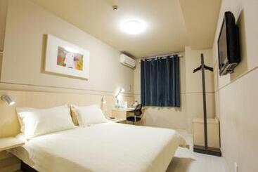 בית מלון כפרי Jinjiang Inn Xinxiang Railway Station