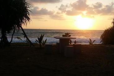 فندق Airport Beach Villa