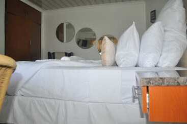 تختخواب و صبحانه Crown Guest Lodge