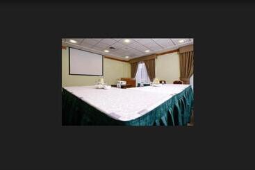 هتل Diego De Almagro Coyhaique