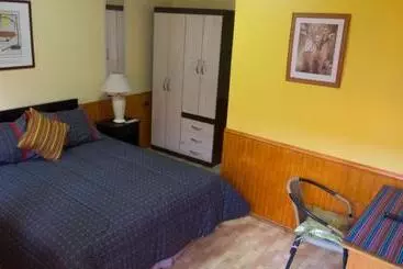 Hostal La Paskana B & B