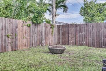 کلبه Hollywood Vacation Home W/ Patio & Gas Grill!