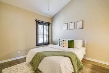 کلبه Unique El Paso Home W/ Patio ~ 1 Mi To The Shoppes