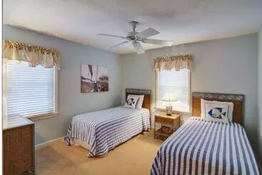 コテージ 12 42nd Avenue By Avantstay 2 Mins To The Beach Screened In Porch!