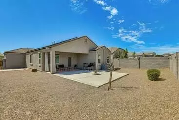 Mökkimajoitus Cozy Buckeye Home W/ Patio & Fire Pit!