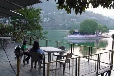 هتل The Lake Retreat