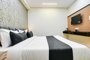 Oyo Hotel The Max Glory