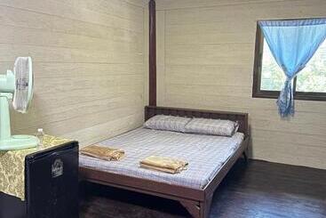 פנסיון Noahs Ark Suites