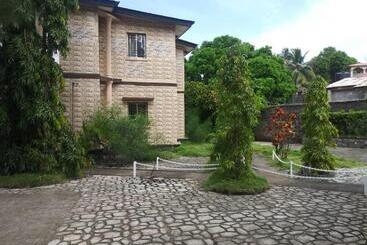 پانسیون Tall Tree Lodge Freetown