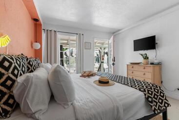 Old Hollywood Designer Glam Hotel In Downtown P