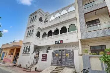 Super Hotel O The White Haveli