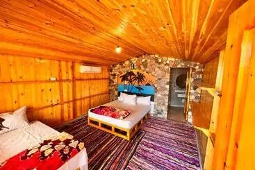 هتل Eden Camp