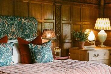 Отель Boys Hall