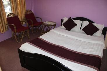 Hotelli Tourist Inn And Apartment