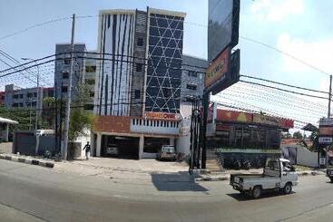 Hotell Front One Inn Semarang