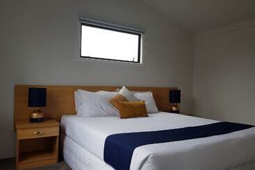 Tidewater Motel And Tourist Park   Hostel