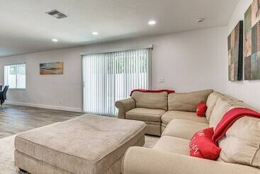 Mökkimajoitus Cocoa Beach Home W/ Private Pool ~ 1/2 Mi To Beach