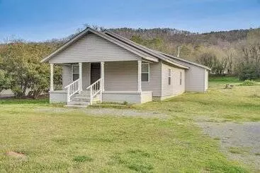 コテージ Lake Guntersville Home: 1 Mi To Boat Ramp!