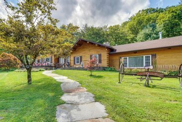 Quinta ou Casa Rural Private Hot Tub: Spacious Austerlitz Ski Cabin!