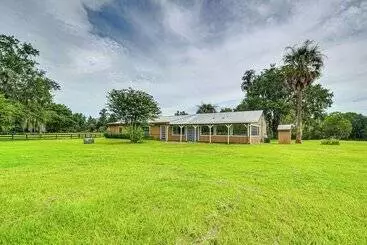 Mökkimajoitus Spacious Micanopy Farmhouse W/ Luxurious Pool!
