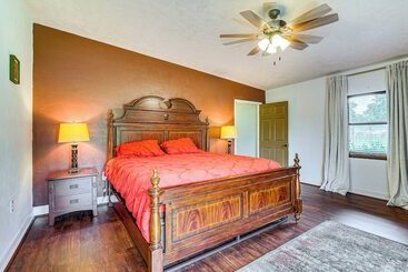 بيت ريفى Spacious Micanopy Farmhouse W/ Luxurious Pool!