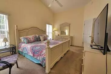 Mökkimajoitus Arler House   Amazing 4 Bed 3 Bath   Private Pool