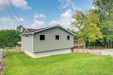 Gîte Rural Waterfront Escape In Cub Run W/ Deck & Hot Tub!