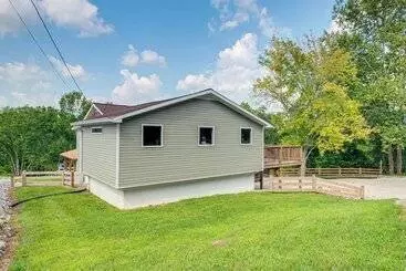 Mökkimajoitus Waterfront Escape In Cub Run W/ Deck & Hot Tub!