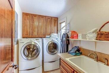 کلبه Luxe Ridgway Home W/ Mountain Views & Hot Tub!