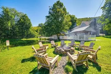 Mökkimajoitus Massive Roscoe Retreat: Great For Large Groups!