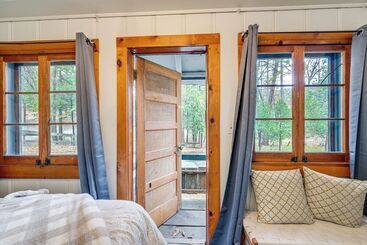 Сельский дом Serene Bass Lake Cabin Near Shopping & Dining!