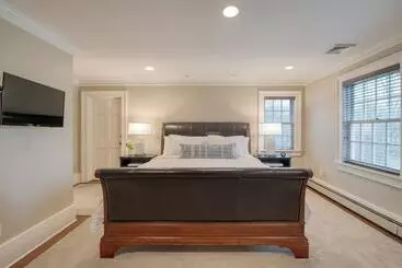 コテージ Secluded Estate W/ Guest House, Private Pond, Gym, & Movie Theater Sunny Pond