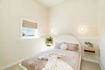 별장 Modern Home W/ Hot Tub & Backyard Oasis!