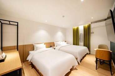 Hound Hotel Gumi Indong