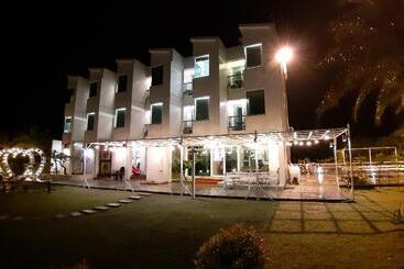 تختخواب و صبحانه Cest La Vie