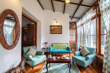 Apartaments turístics Saffronstays Milton Abbott Estate   2br Colonial Era Bungalow With Garden, Golf Course Views & Bonfi
