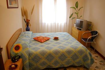 تختخواب و صبحانه The Caponi Bros