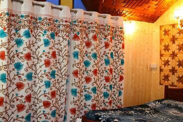 Bed and Breakfast House Boat New Pala Palace