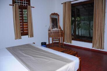 Hotel Alleppey Beach Garden