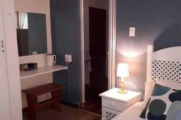 تختخواب و صبحانه Rozendal Guest House