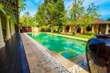 Отель Pedlars Manor